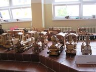Bohuš Frajka vystavoval drevené modely rušňov a iné 